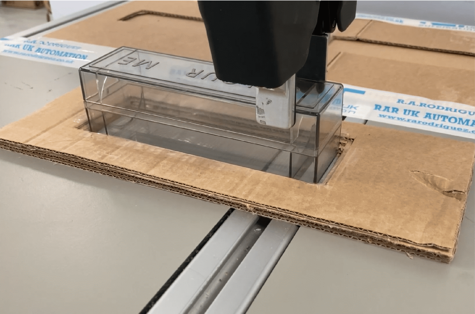 Plastics assembly application feasibility study with universal robots cobot and electronic gripper