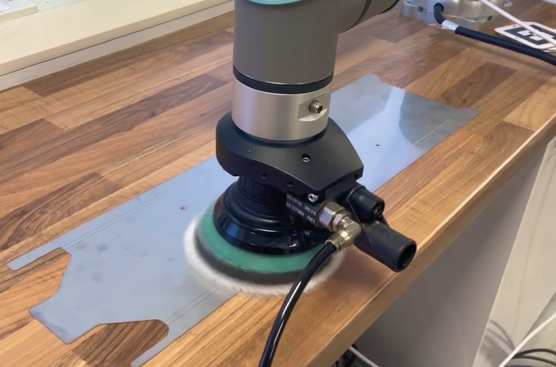 Robot polishing metal