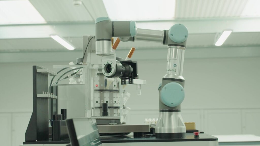 Labman Use Collaborative Robots For Innovative Laboratory Solution